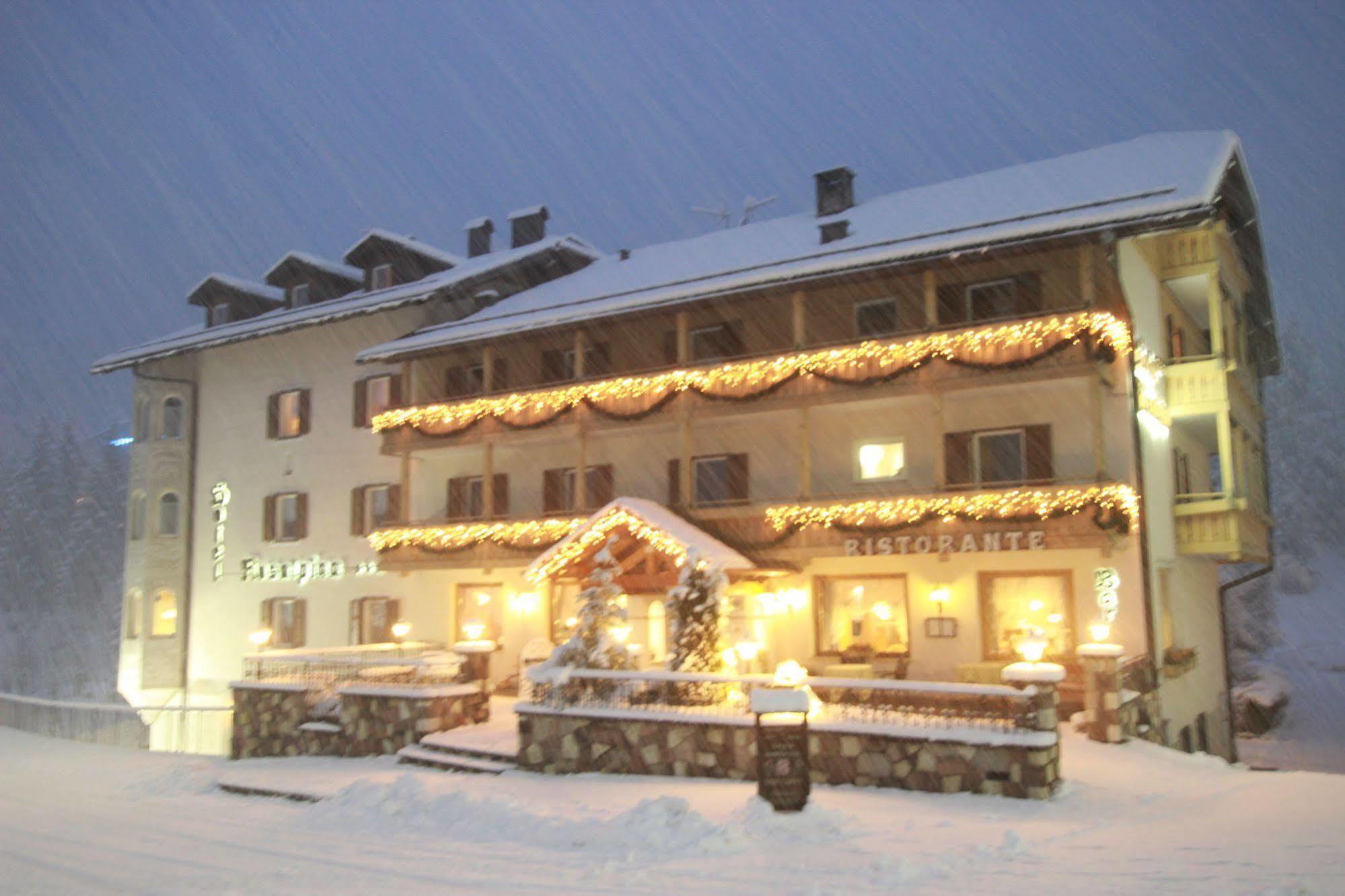 Hotel Rosalpina Soraga di Fassa Exterior foto